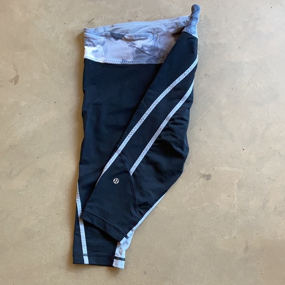 Lululemon cropped yoga pants - Picture 2 of 5